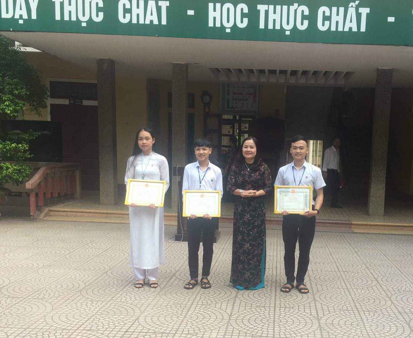 Giám đốc Sở GD&ĐT Lê Thị Hương trao giấy khen và phần thưởng cho các em học sinh đã có hành động đẹp