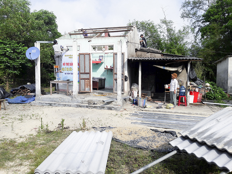 Hội LHPN huyện Hải Lăng phối hợp với Đồn Biên phòng Mỹ Thủy sửa chữa nhà ở cho gia đình chị Lê Thị Liên ở xã Hải Khê