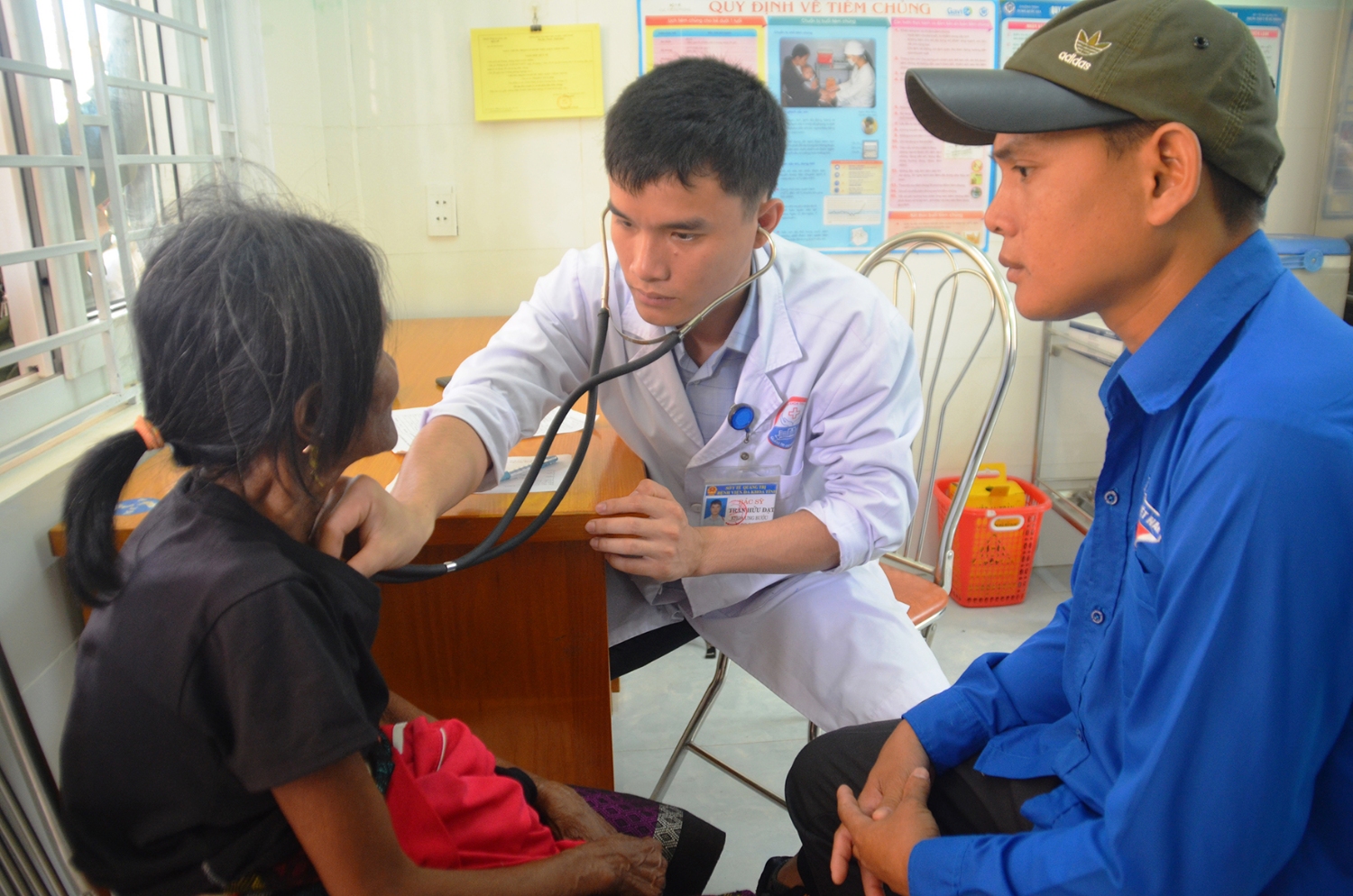 Khám, cấp phát thuốc miễn phí cho người dân xã A Dơi