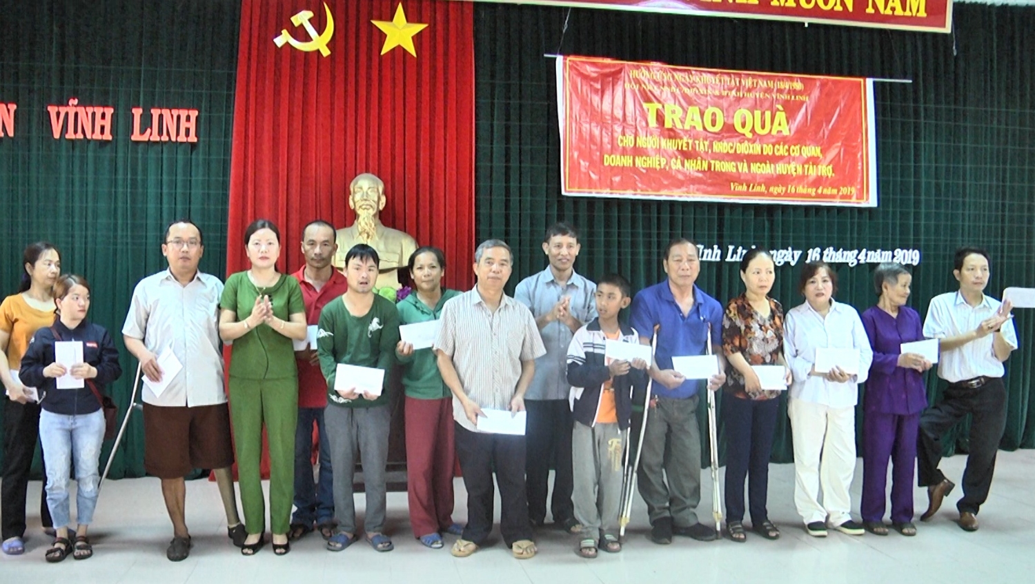 Lãnh đạo huyện và Hội người khuyết tật, Nạn nhân da cam Điôxin và Bảo trợ xã hội huyện Vĩnh Linh trao quà cho các đối tượng