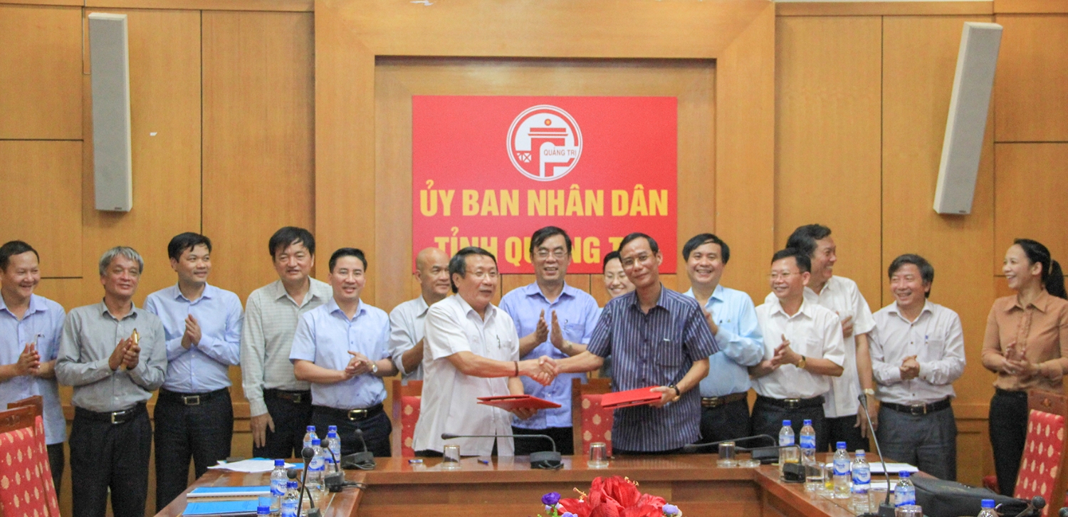 Lãnh đạo UBND tỉnh và Công ty cổ phần Camimex Group kí  kết Biên bản ghi nhớ về việc hợp tác, liên kết phát triển nuôi tôm