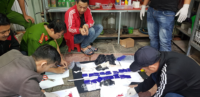 Lực lượng Công an tiến hành khám xét nơi ở của 1 đối tượng tàng trữ ma túy