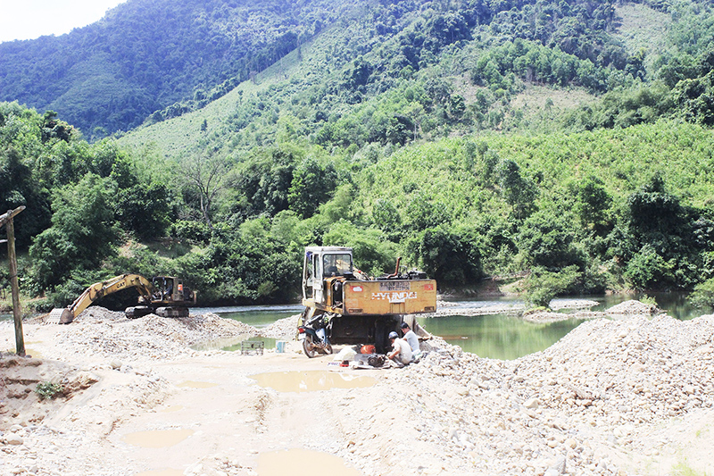 Một điểm mỏ khai thác cát sỏi ở huyện Đakrông