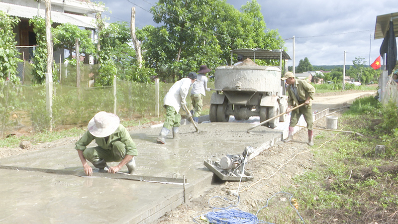 Người dân chung tay làm đường giao thông nông thôn