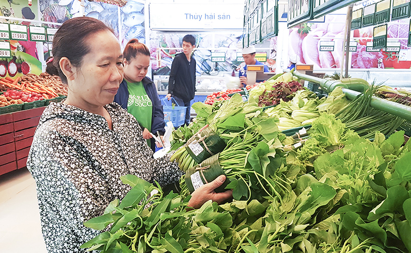 Người dân lựa chọn thực phẩm được bọc bằng lá chuối tại Co opmart Đông Hà