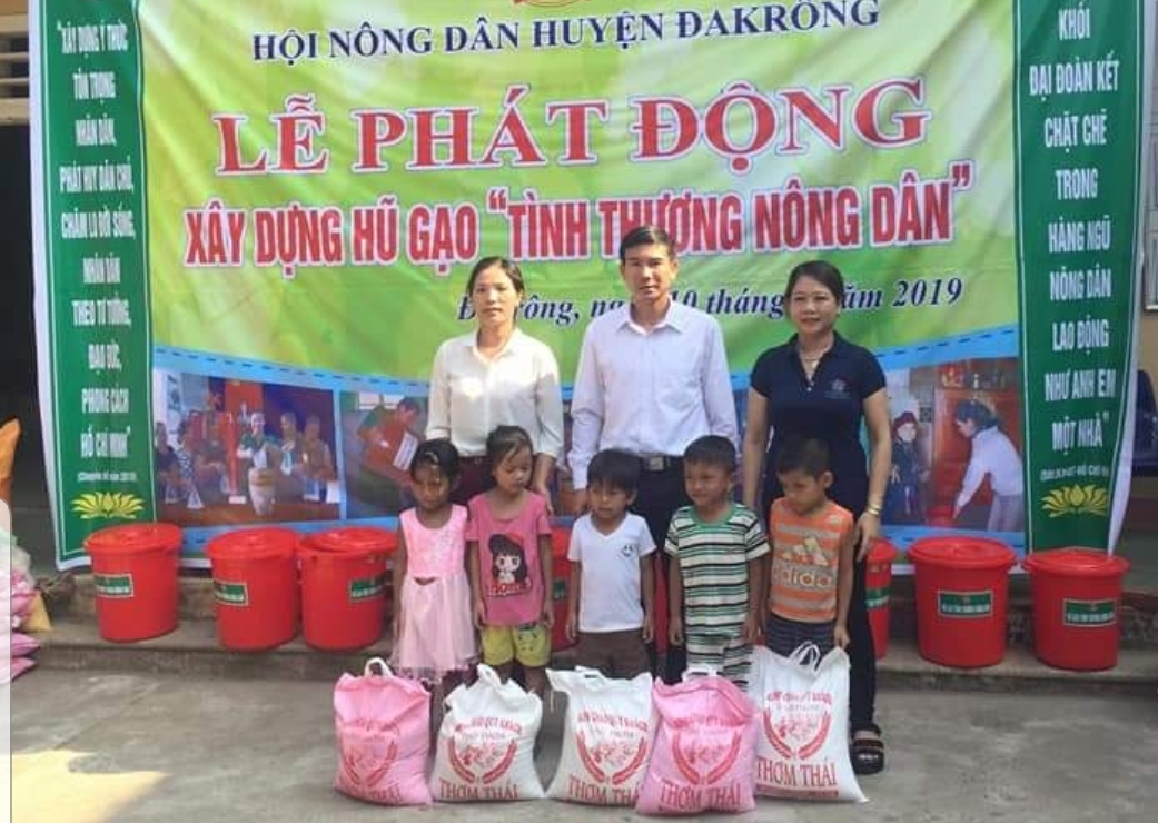 Tặng gạo cho trẻ em có hoàn cảnh đặc biệt khó khăn tại buổi lễ phát động