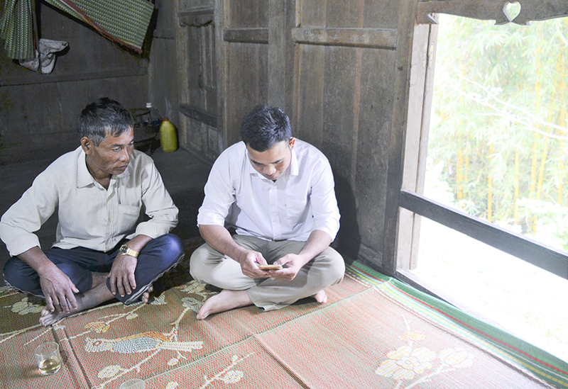 Trưởng bản Cóc Hồ Văn Mắt tìm kiếm mô hình kinh tế trên internet để truyền đạt lại cho người dân bản