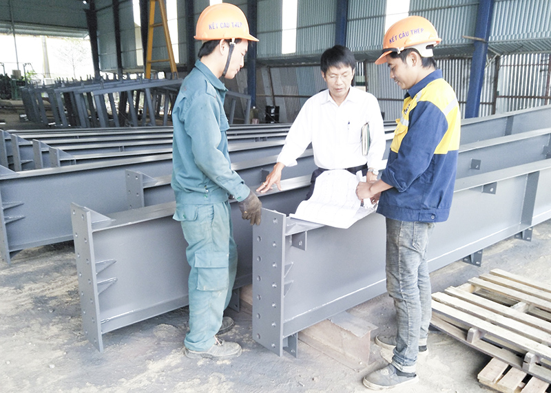 Vệ sinh viên nhắc nhở CNLĐ đảm bảo ATVSLĐ