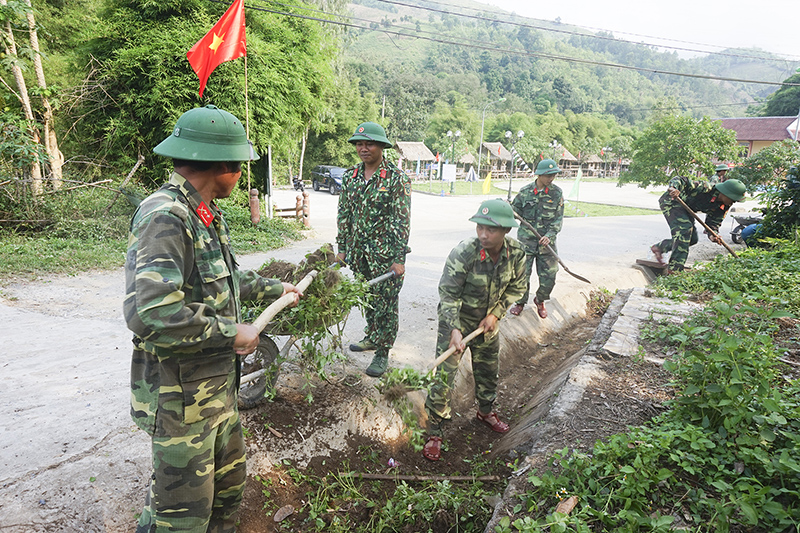 Cán bộ, chiến sĩ Ban CHQS huyện Đakrông khơi thông hệ thống thoát nước, vệ sinh các trục đường vào Khu du lịch cộng đồng thôn Klu