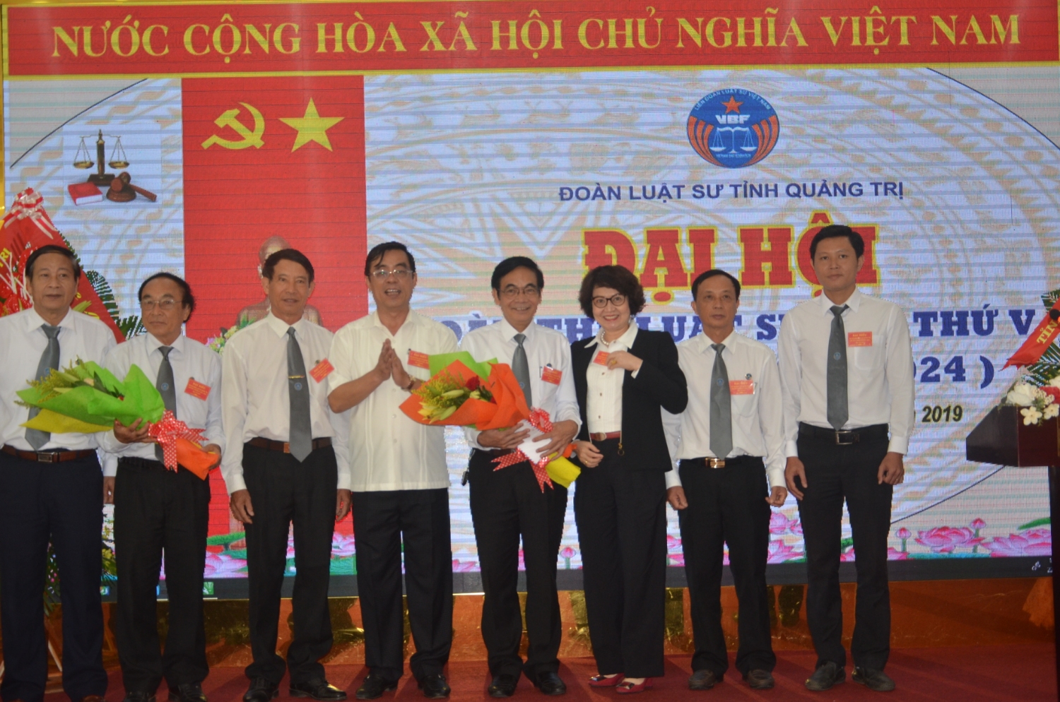 Chủ tịch UBND tỉnh Nguyễn Đức Chính và Phó Chủ tịch Liên đoàn Luật sư Việt Nam Nguyễn Thị Quỳnh Anh tặng hoa chúc mừng Đại hội