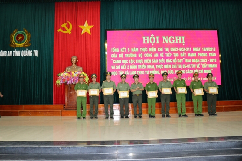 Đại tá Trần Đức Việt trao thưởng cho các cá nhân điển hình trong học tập và làm theo Bác