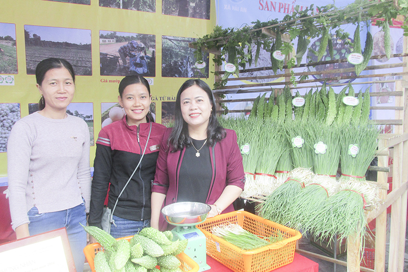 Hội Liên hiệp phụ nữ huyện Hải Lăng giới thiệu sản phẩm nông nghiệp của hội viên đến với người tiêu dùng