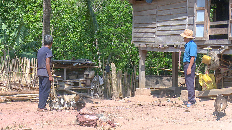 Ông Hồ Văn On vận động người dân phát triển kinh tế gia đình