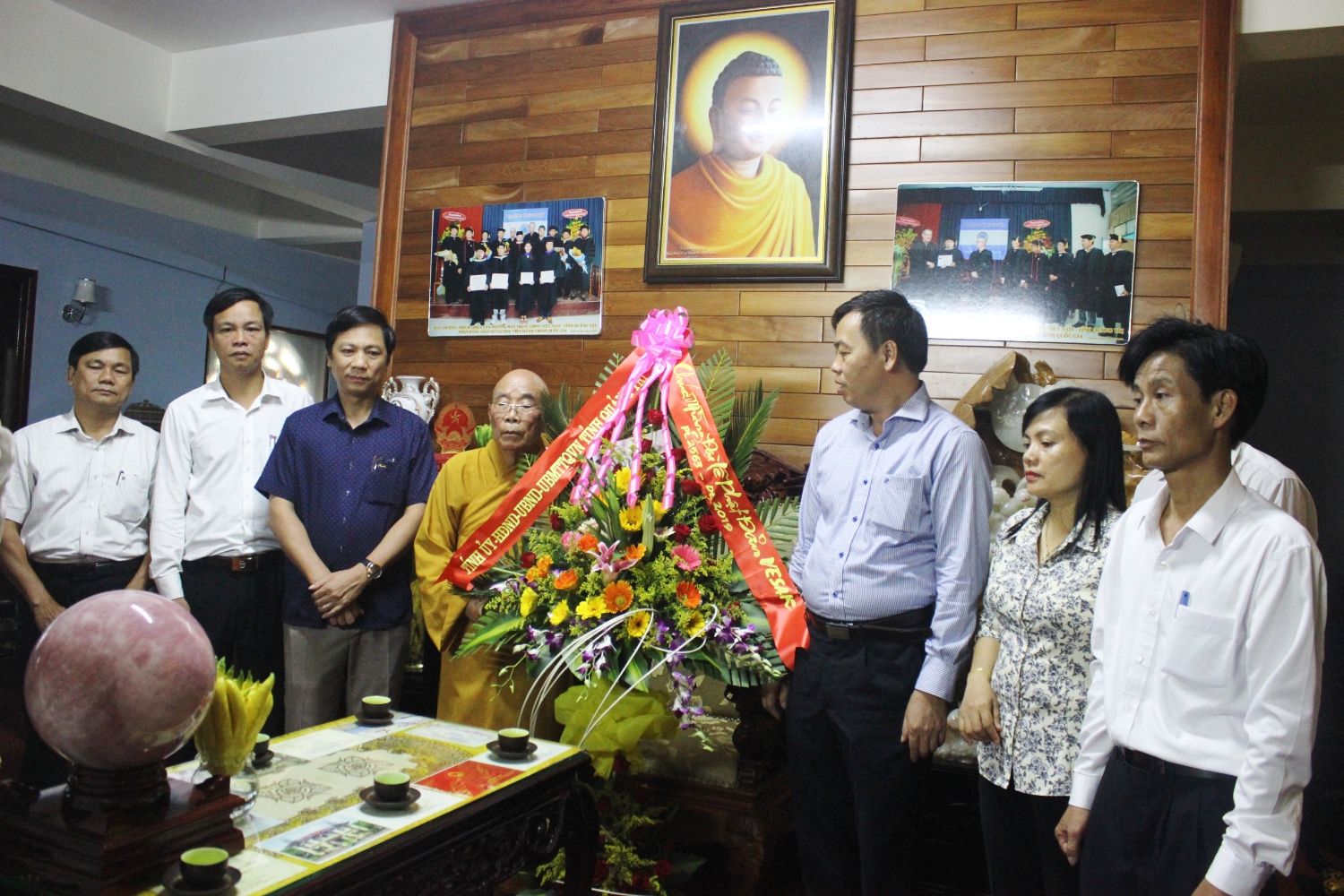 Phó Bí thư Thường trực Tỉnh ủy Nguyễn Đăng Quang tặng hoa chúc mừng Thường trực Ban Trị sự Giáo hội Phật giáo Việt Nam tỉnh Quảng Trị và các chức sắc Phật giáo