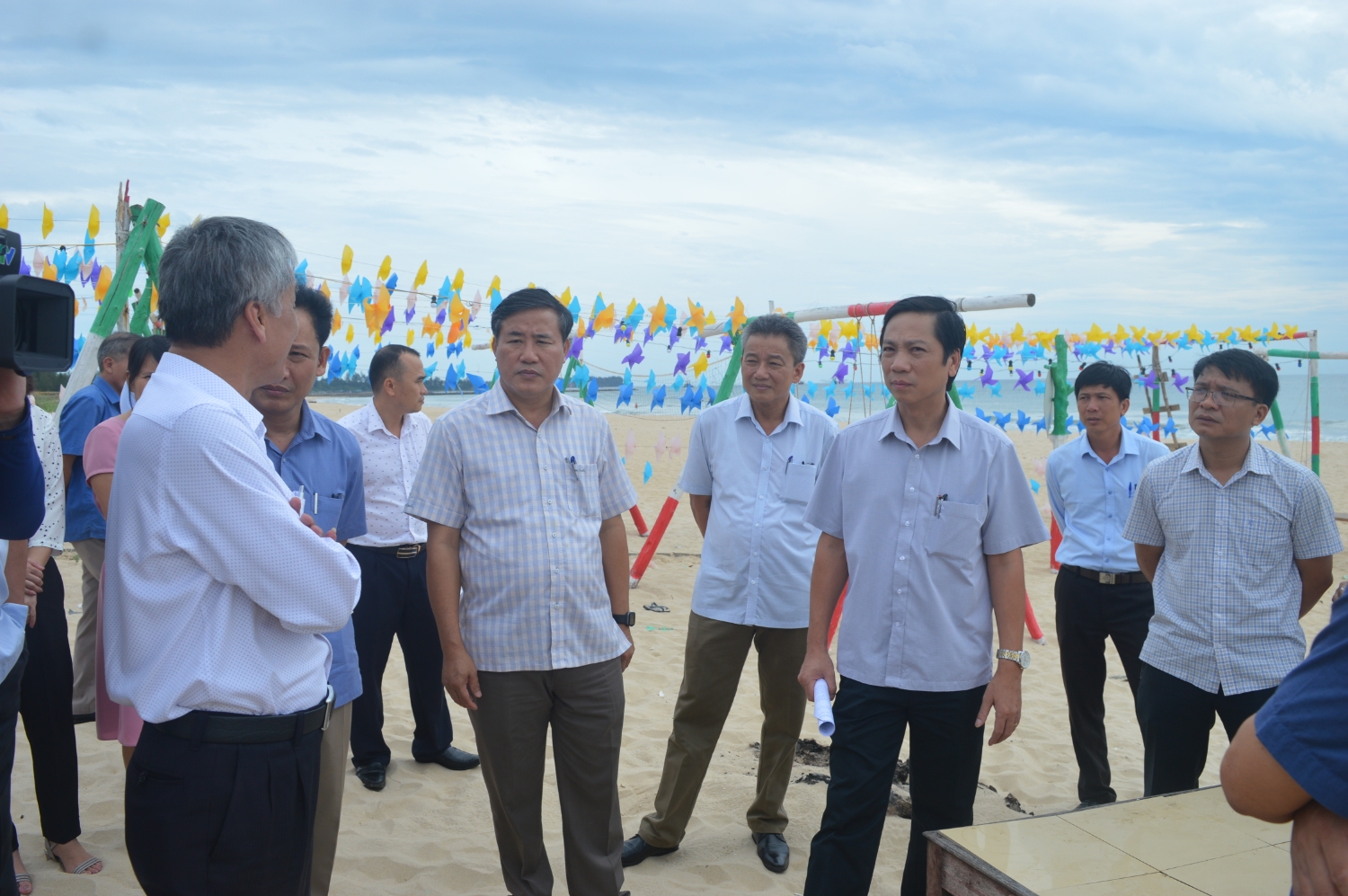 Phó Chủ tịch UBND tỉnh Hoàng Nam kiểm tra địa điểm thực hiện tiểu dự án Bãi tắm cộng đồng Trung Giang