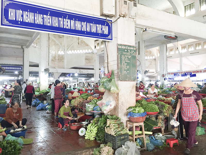 Quầy hàng kinh doanh thực phẩm tươi sống tại chợ Đông Hà đang triển khai thí điểm mô hình chợ an toàn thực phẩm