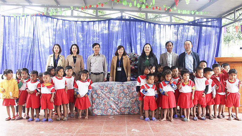 Trao quà hỗ trợ trẻ em vùng cao