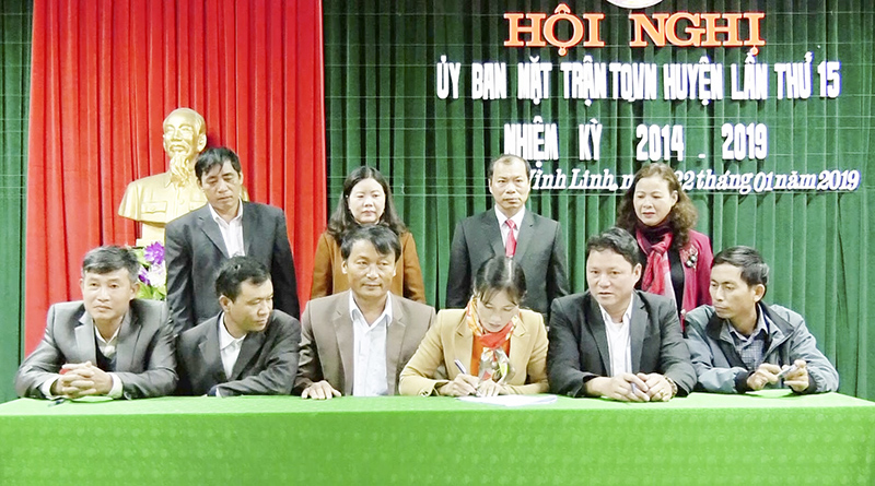 UBMT huyện Vĩnh Linh tổ chức kí giao ước thi đua năm 2019  Ảnh PN