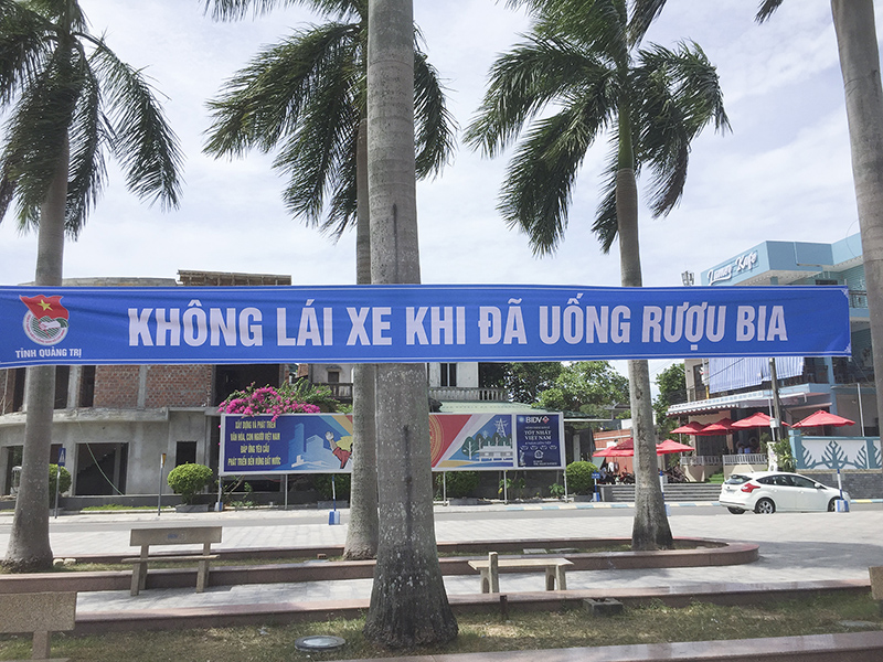 Băng rôn khuyến cáo người điều khiển phương tiện giao thông ”Không lái xe khi đã uống rượu bia”  Ảnh  PV
