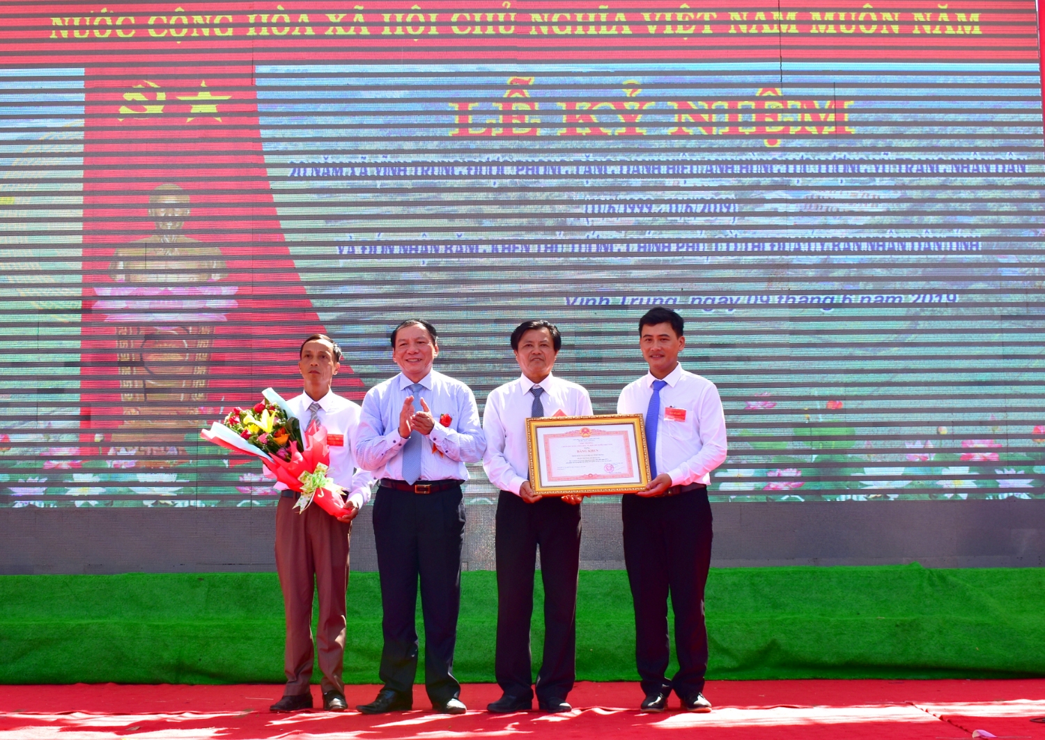 Bí thư Tỉnh uỷ Nguyễn Văn Hùng trao Bằng khen của Thủ tướng Chính phủ cho nhân dân và cán bộ xã Vĩnh Trung