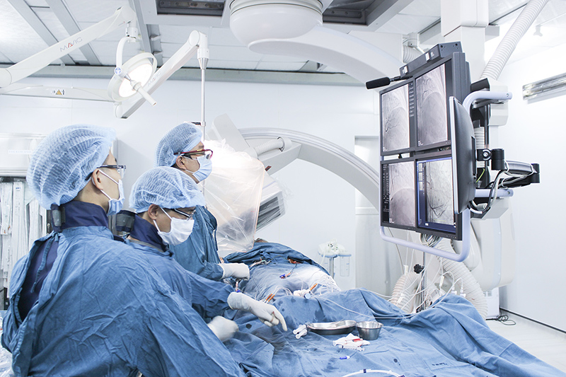 Các bác sĩ tiến hành can thiệp tim mạch, cứu sống người bệnh