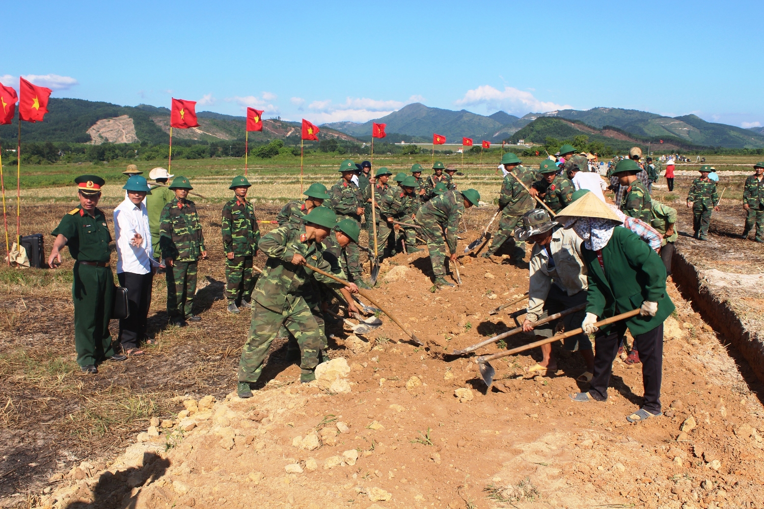 Cán bộ, chiến sĩ Sư đoàn 968 tham gia xây dựng nông thôn mới tại xã Cam Thủy, huyện Cam Lộ
