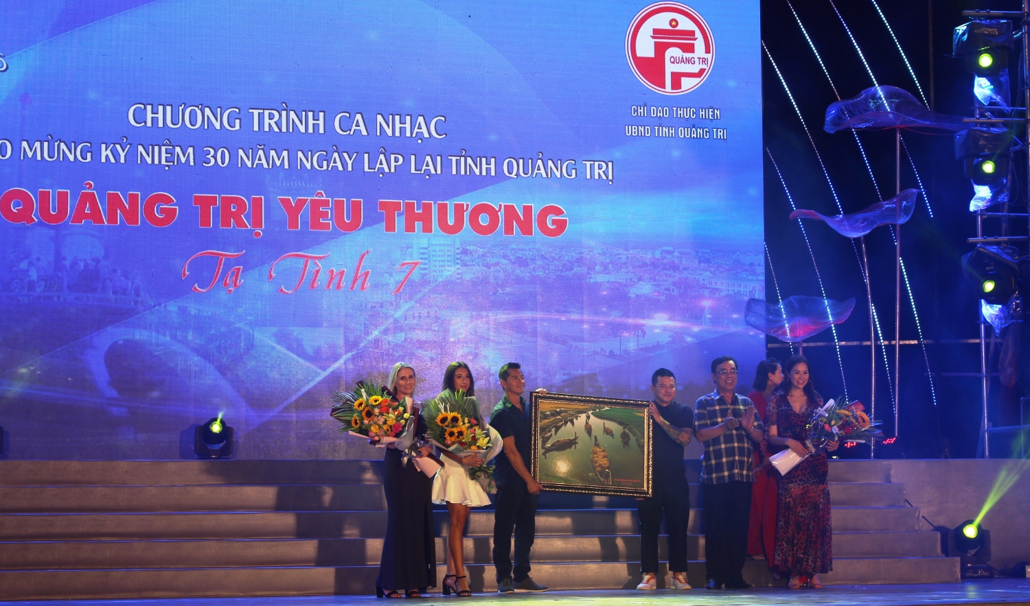 Chủ tịch UBND tỉnh trao quà lưu niệm cho gia đình ông Hoàng Kiều