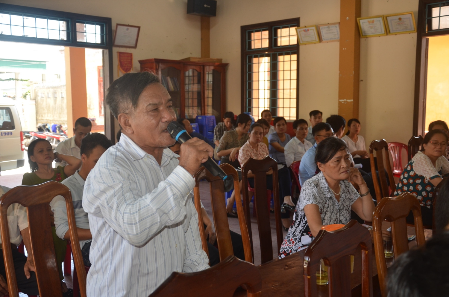 Cử tri người cao tuổi ở xã Triệu Giang phát biểu tâm tư, nguyện vọng với Đoàn ĐBQH tỉnh  Ảnh  Lê Minh