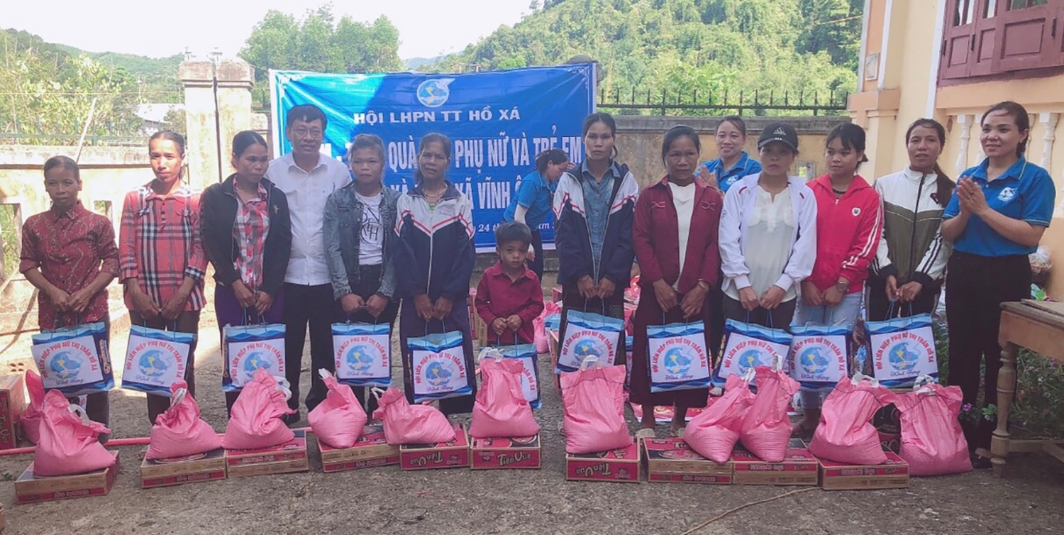 Hội Phụ nữ thị trấn Hồ Xá trao hỗ trợ cho các gia đình có hoàn cảnh khó khăn ở bản Xà Nin