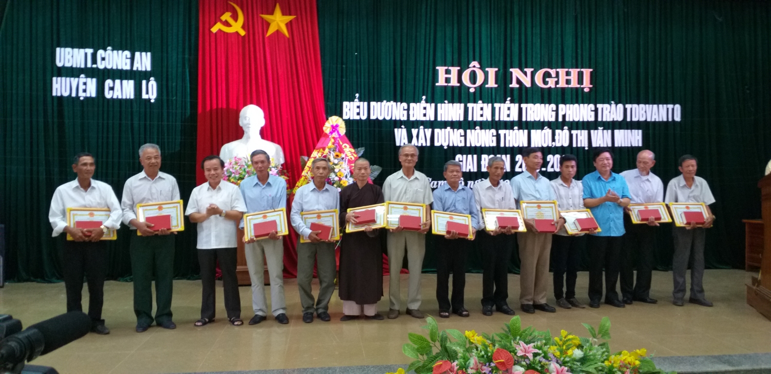 Lãnh đạo huyện Cam Lộ khen thưởng cho các tập thể có thành tích xuất sắc