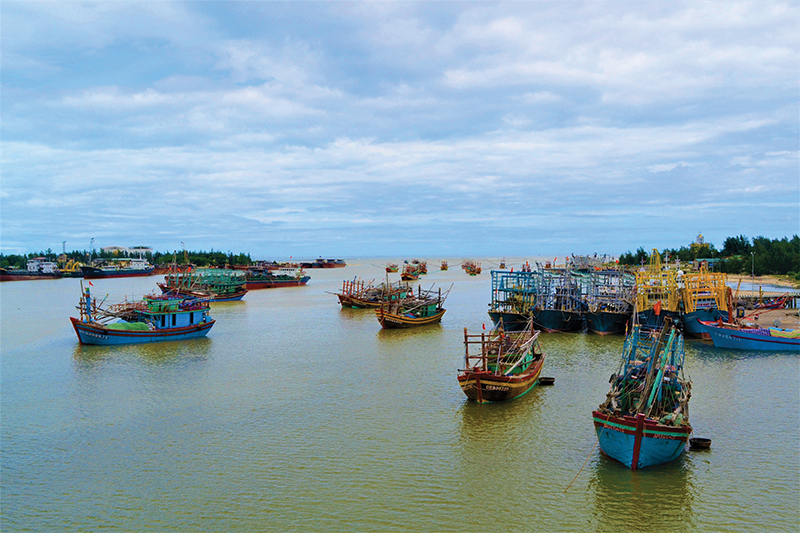 Ngư dân thị trấn Cửa Việt, huyện Gio Linh trở về từ biển khơi