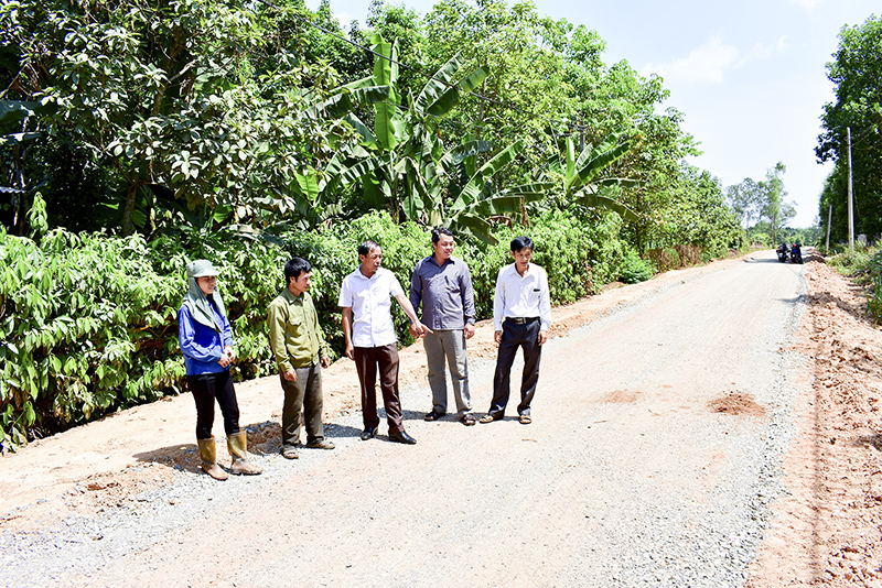 Người dân xã Vĩnh Nam tự nguyện hiến đất, hiến cây, giải phóng mặt bằng để làm đường