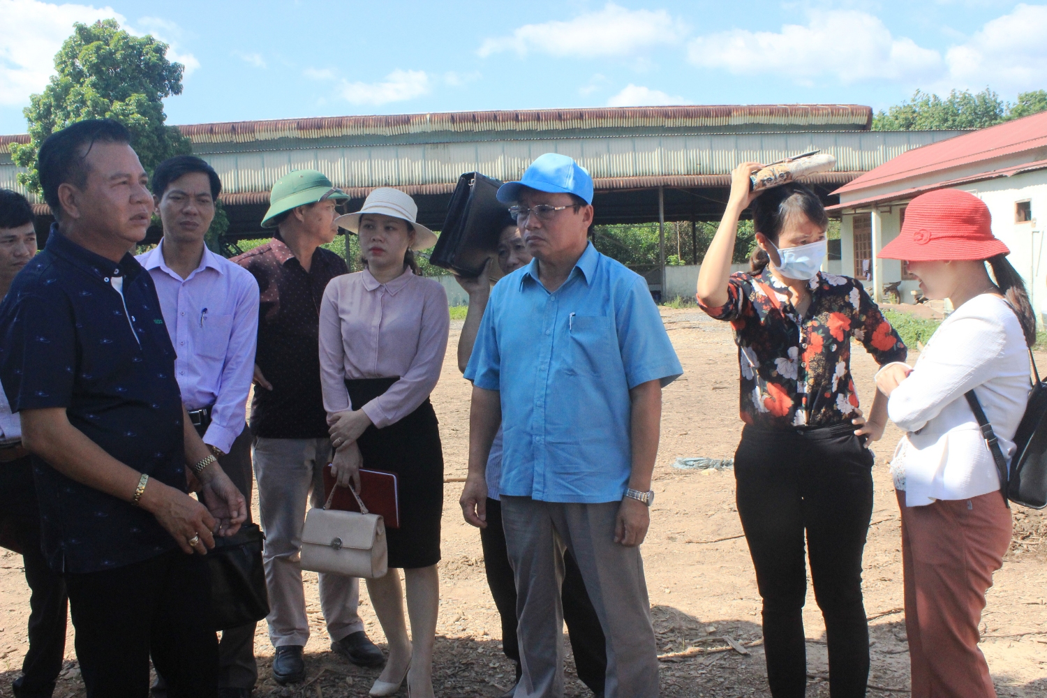 Phó Chủ tịch Thường trực HĐND tỉnh Nguyễn Đức Dũng nắm bắt tình hình hoạt động của một doanh nghiệp chế biến dăm gỗ