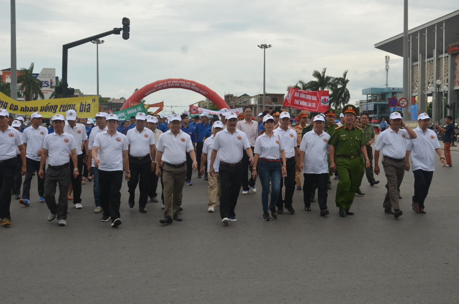 Phó Chủ tịch UBND tỉnh, Phó Trưởng Ban ATGT tỉnh Nguyễn Quân Chính cùng lãnh đạo các sở, ngành, cán bộ, viên chức, lực lượng vũ trang và người dân tham gia đi bộ