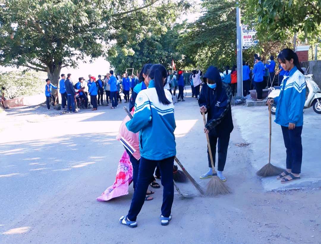 Sau lễ phát động, lực lượng đoàn viên thanh niên thị xã Quảng Trị ra quân vệ sinh môi trường trên địa bàn