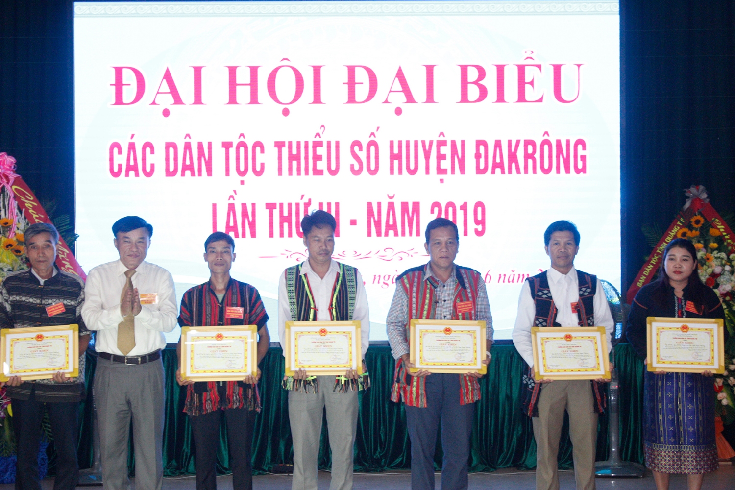 Tặng giấy khen của Ban Dân tộc tỉnh cho các cá nhân có thành tích xuất sắc