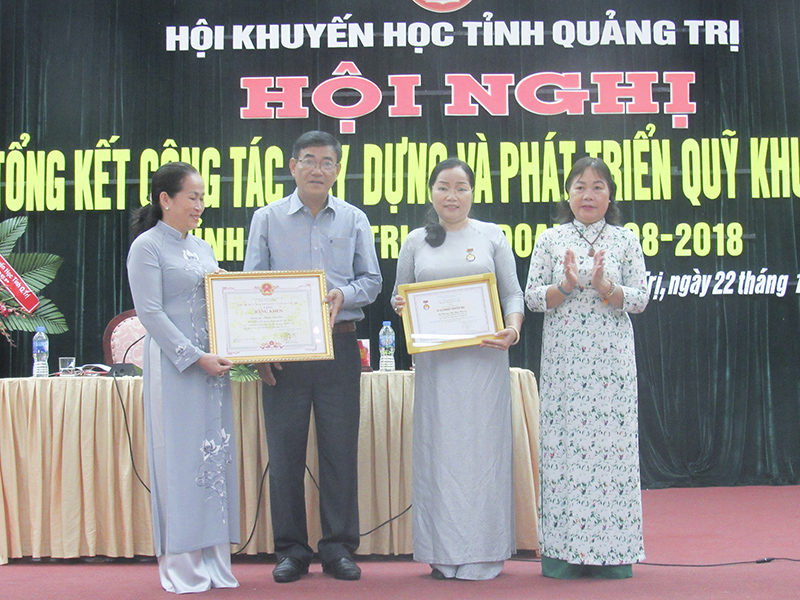 Trao bằng khen của UBND tỉnh cho các tổ chức, cá nhân có nhiều đóng góp, giúp đỡ học sinh nghèo Quảng Trị