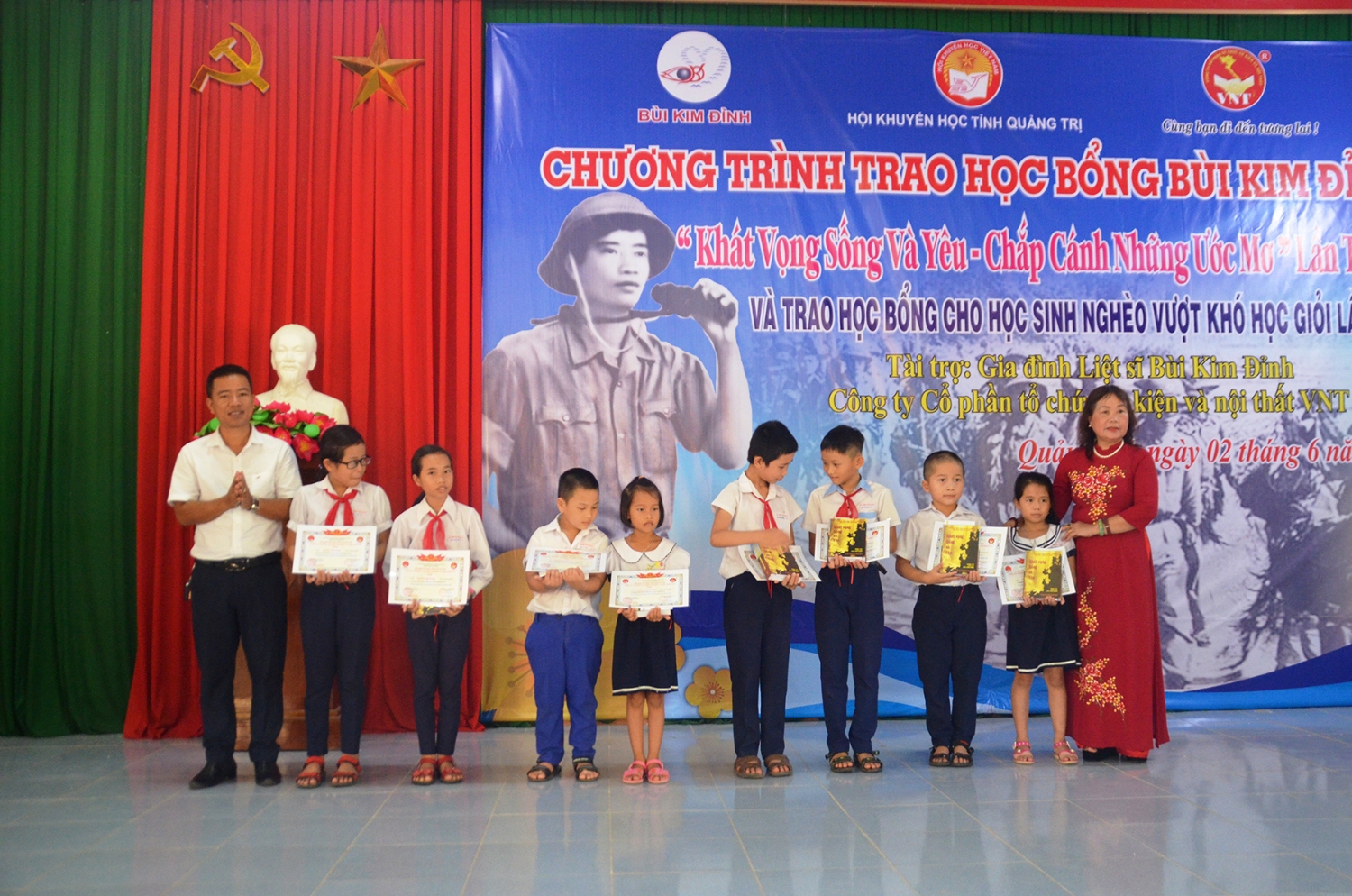 Trao học bổng Bùi Kim Đỉnh cho các em học sinh nghèo vượt khó học giỏi ở xã Hải Lệ