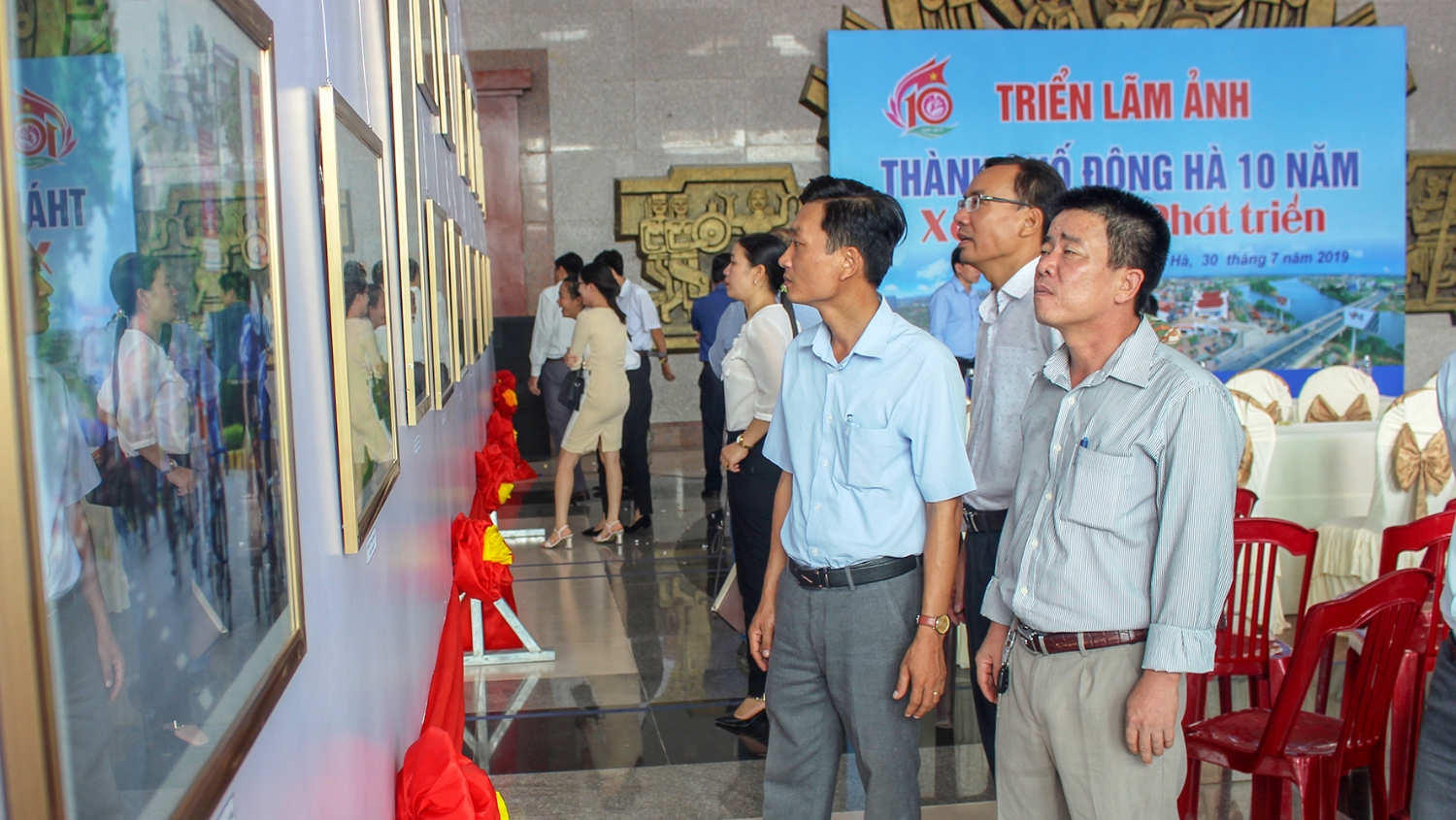 Người dân xem ảnh triển lãm