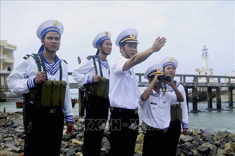 Cán bộ, chiến sĩ tuần tra trên đảo Đá Tây  Ảnh  MINH ĐỨC   TTXVN