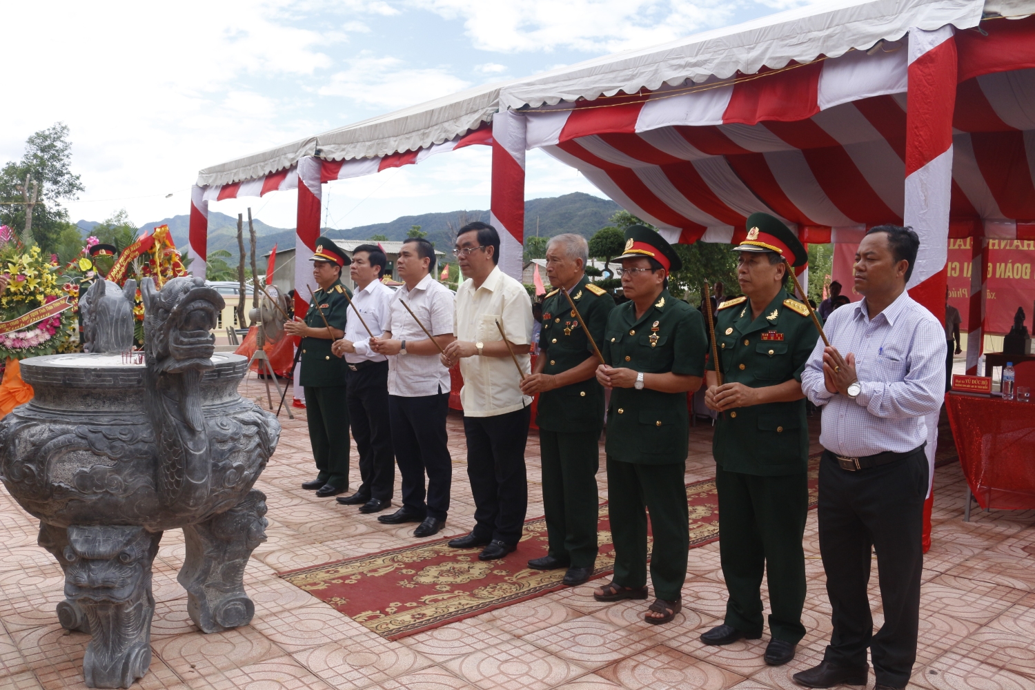 Chủ tịch UBND tỉnh Nguyễn Đức Chính dâng hương tri ân, tưởng niệm các anh hùng liệt sĩ Trung đoàn 6 đã ngã xuống vì nền độc lập dân tộc