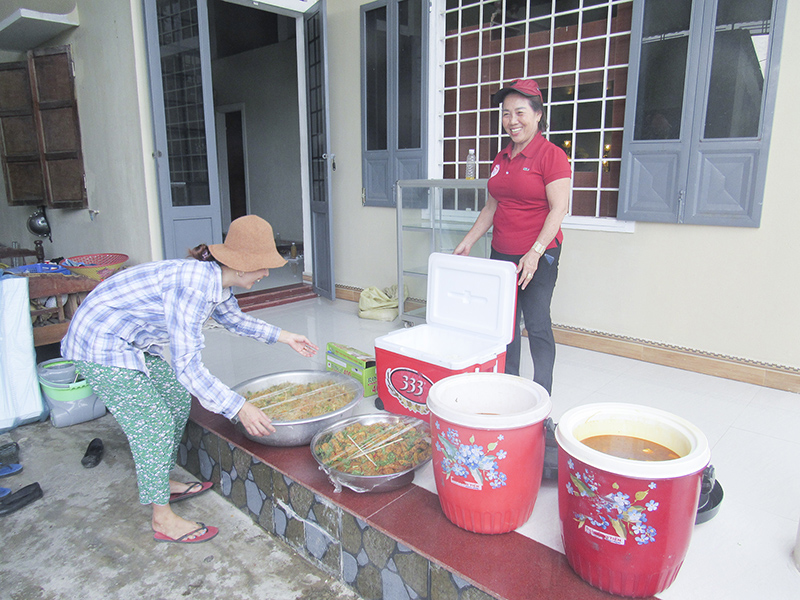 Chuẩn bị thức ăn cho bệnh nhân ở Bệnh viện Gio Linh