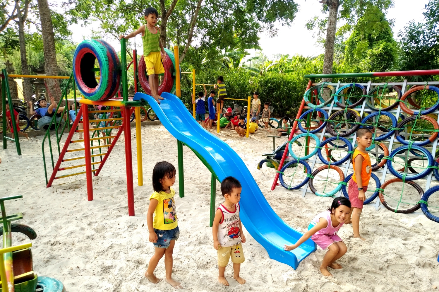 Công trình “Sân chơi cho thanh thiếu nhi” ở thôn Lan Đình thu hút nhiều em nhỏ đến vui chơi, giải trí