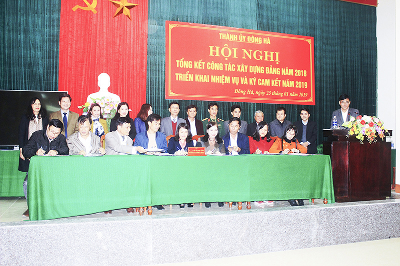 Kí cam kết trách nhiệm năm 2019 của người đứng đầu cấp ủy các phường, lãnh đạo các phòng, ban thành phố với BTV Thành ủy Đông Hà