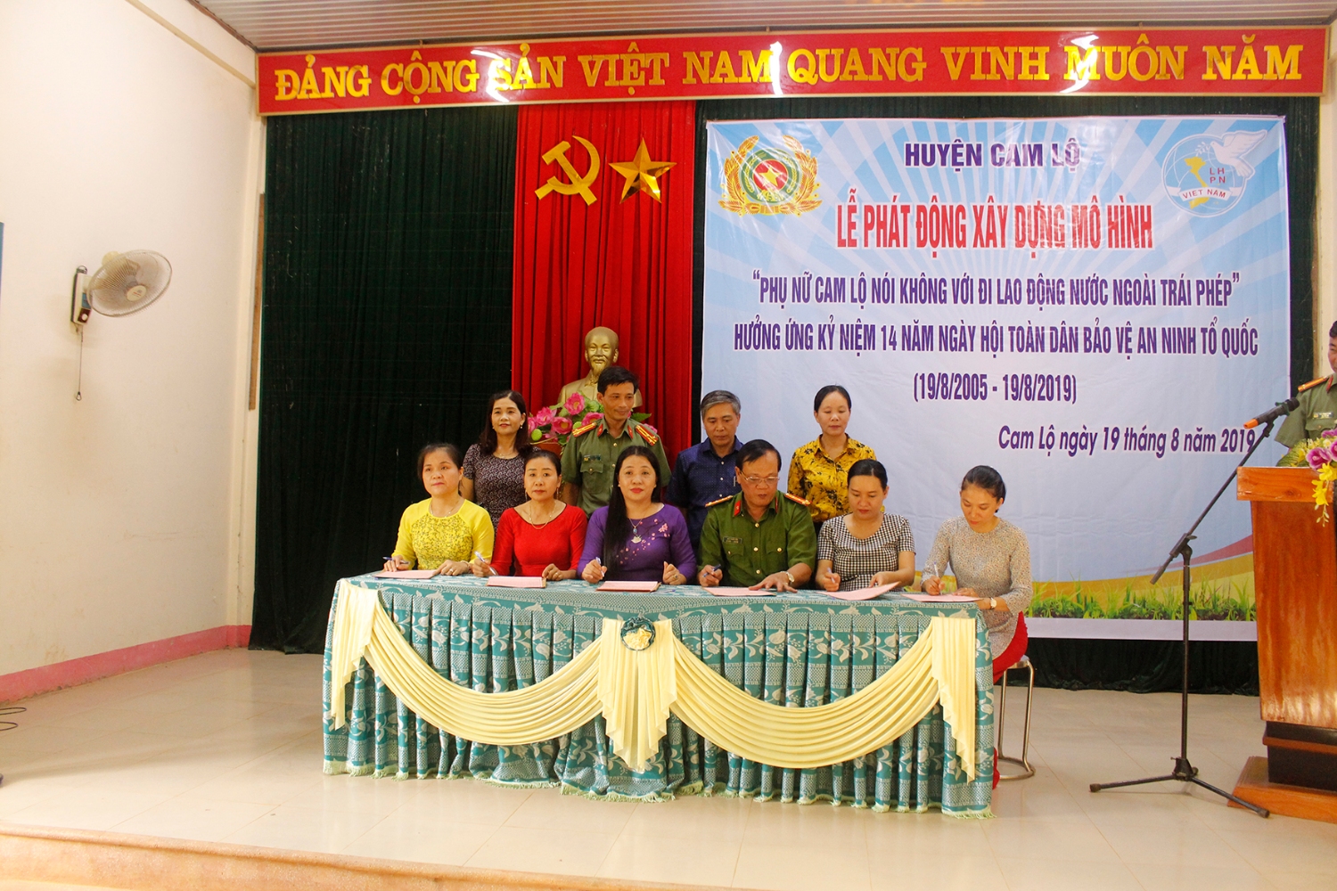 Kí kết giao ước thi đua thực hiện mô hình “Phụ nữ Cam Lộ nói không với đi lao động nước ngoài trái phép”