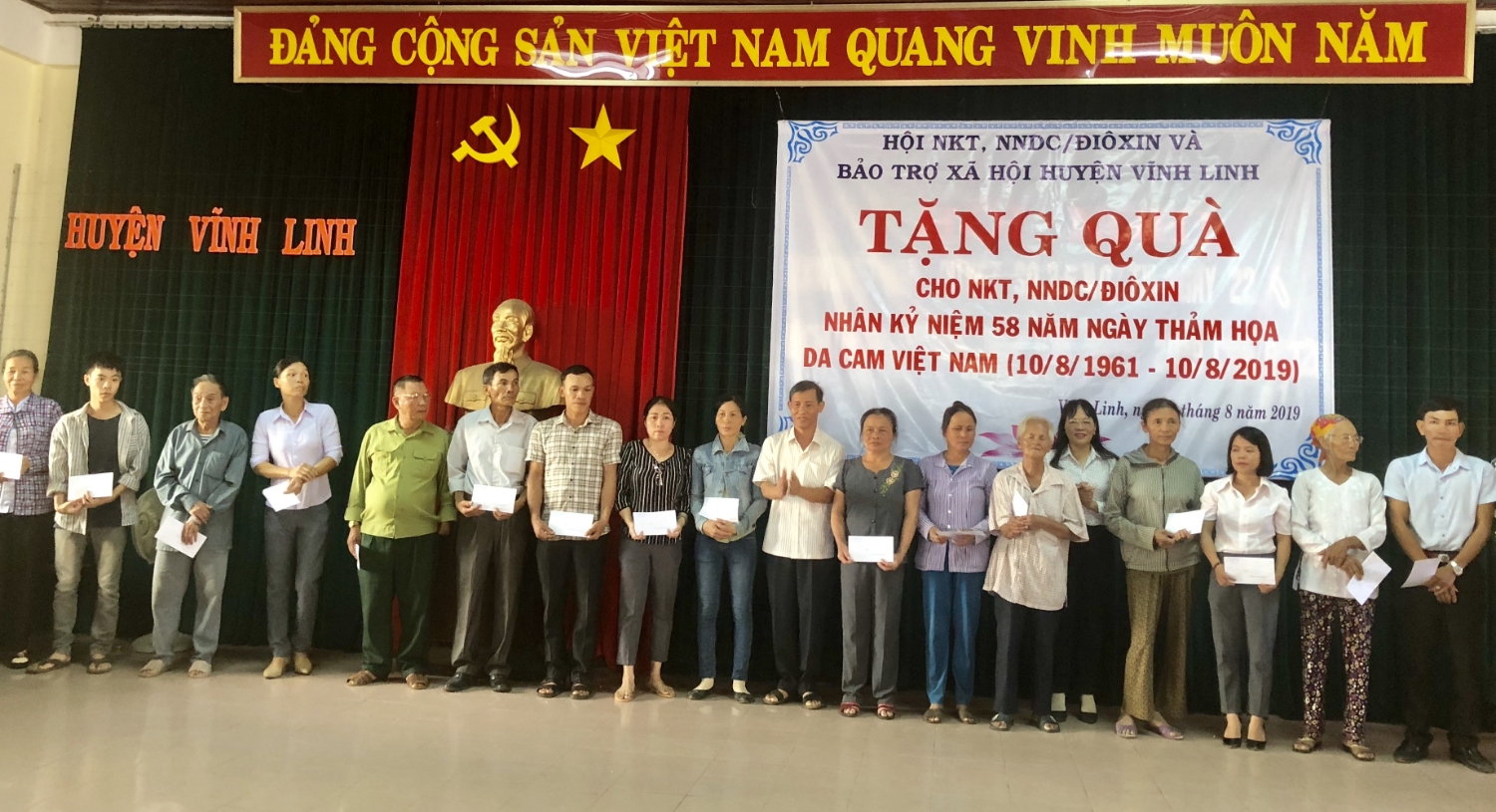 Lãnh đạo huyện Vĩnh Linh trao hỗ trợ cho người khuyết tật, nạn nhân da cam Điôxin có hoàn cảnh khó khăn trên địa bàn