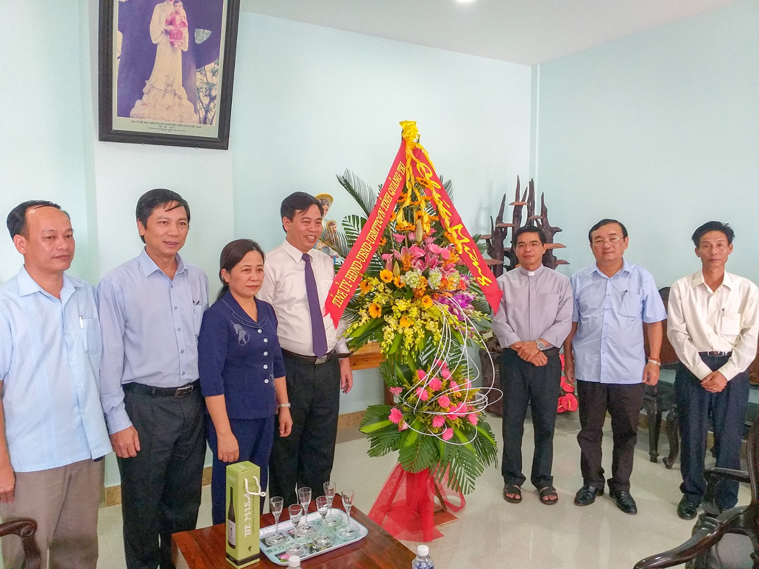 Lãnh đạo tỉnh Quảng Trị tặng hoa chúc mừng Trung tâm hành hương Đức Mẹ La Vang nhân dịp lễ hành hương thường niên La Vang 2019