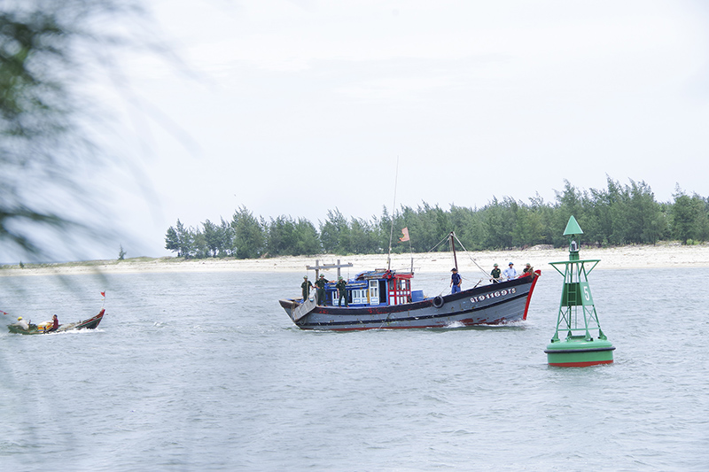 Lực lượng cứu hộ, cứu nạn của Đồn Biên phòng Cửa khẩu Cảng Cửa Việt cùng với ngư dân lai dắt thuyền của ngư dân bị nạn trên biển vào bờ an toàn