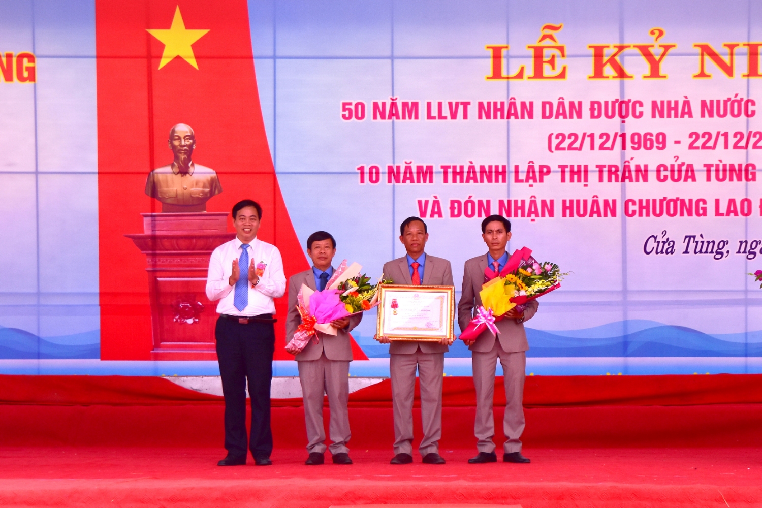 Phó Bí thư Thường trực Tỉnh ủy Nguyễn Đăng Quang trao Huân chương Lao động hạng Nhất cho thị trấn Cửa Tùng