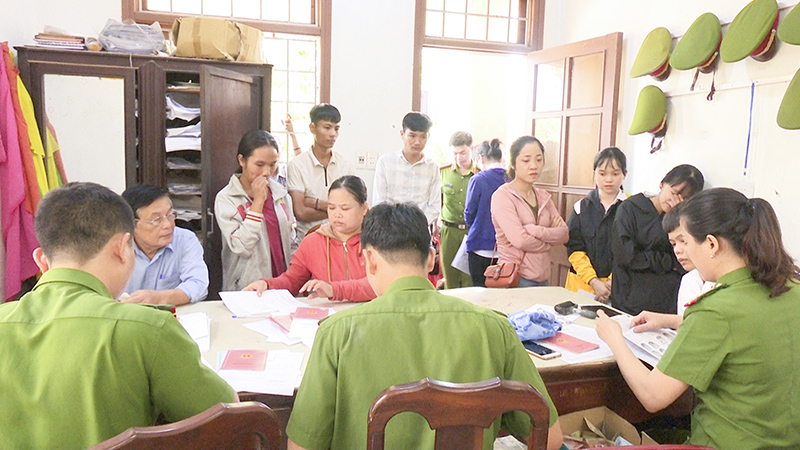 Rất đông người dân đến trụ sở Công an phường Đông Lương để làm thủ tục cấp đổi, cấp mới chứng minh nhân dân và sổ hộ khẩu